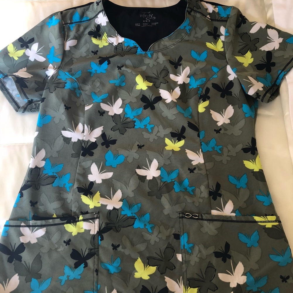Cherokee medium scrub top